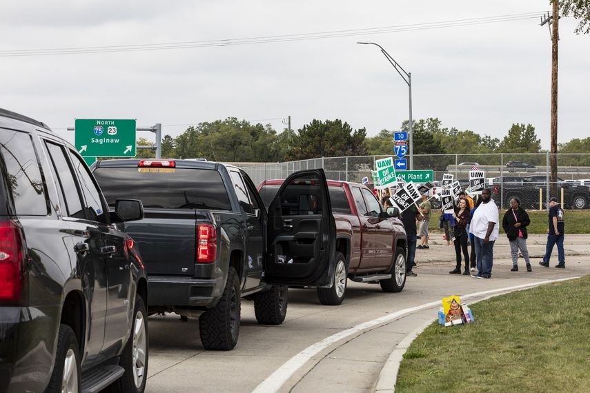 Un piquete de trabajadores impide el ingreso de veh&iacute;culos a la planta de General Motors en Flint, Michigan, durante la huelga declarada por el sindicato automotor UAW contra la empresa, 17 de septiembre de 2019.&nbsp;