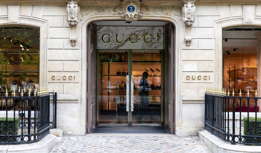 Esta fotografía muestra la fachada de una tienda de la marca de moda de lujo italiana Gucci en la Rue Montaigne de París, el 16 de abril de 2025.&nbsp; &nbsp;
