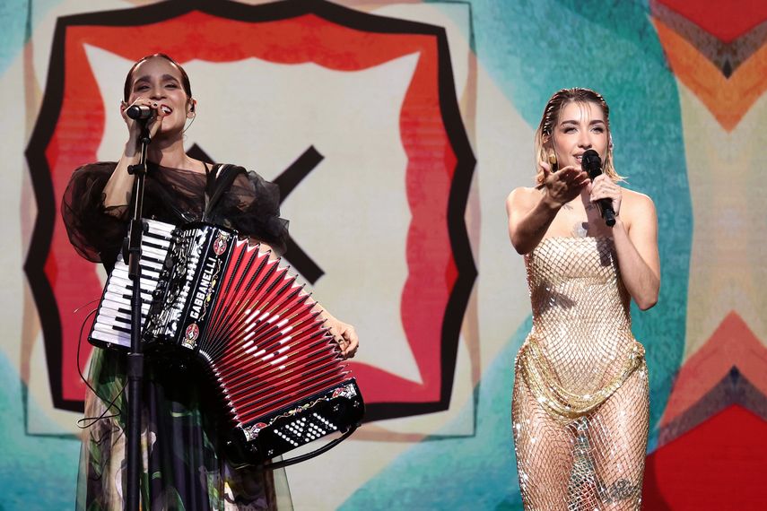 Julieta Venegas y María Becerra actúan en el escenario durante la ceremonia de la Persona del Año de la Academia Latina de la Grabación 2024 en honor a Carlos Vives en el Centro de Convenciones de Miami Beach el 13 de noviembre de 2024 en Miami, Florida.