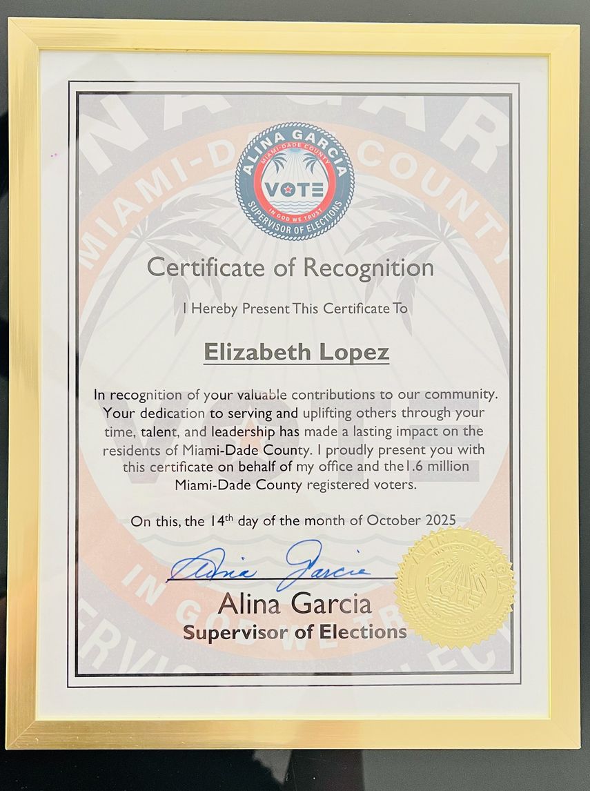 Reconocimiento otorgado a la presentadora de televisión Elizabeth López.