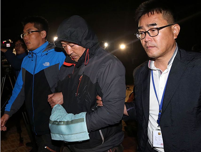 Uno de los tripulantes del transbordador sale de la corte tras haber sido arrestado por el fatal accidente ocurrido en las costas de Corea del Sur. (AP Photo/Yonhap)