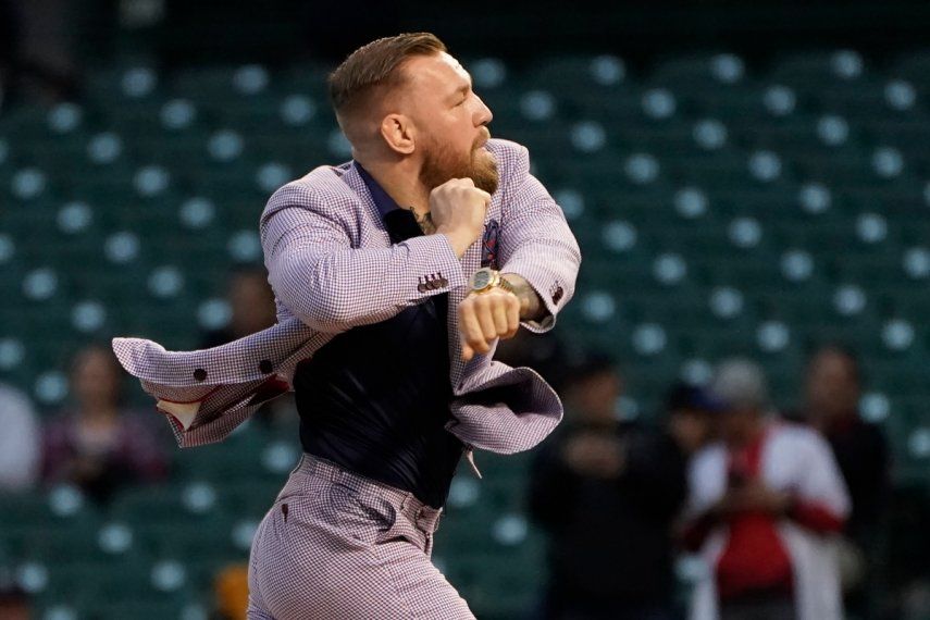 Conor McGregor, peleador de artes marciales mixtas, durante un lanzamiento ceremonial previo a un juego de béisbol en Chicago. Conor McGregor, peleador de artes marciales mixtas, durante un lanzamiento ceremonial previo a un juego de béisbol en Chicago.
