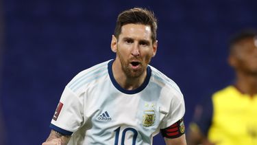 Lionel Messi celebra un gol de penal que convirtió el 8 de octubre de 2020 para darle la victoria 1-0 a Argentina sobre Ecuador en el inicio de las eliminatorias&nbsp;
