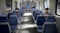 En esta foto de archivo del 20 de marzo de 2020, personas con máscaras como medida de precaución en medio de la propagación del nuevo coronavirus viajan en un tren vacío en Buenos Aires, Argentina. En esta foto de archivo del 20 de marzo de 2020, personas con máscaras como medida de precaución en medio de la propagación del nuevo coronavirus viajan en un tren vacío en Buenos Aires, Argentina.
