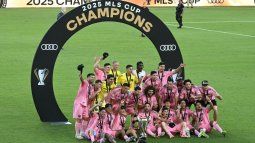 El equipo del Inter Miami posa con el trofeo tras ganar la final de la Copa de la Major League Soccer (MLS) entre el Inter Miami y los Vancouver Whitecaps en el Chase Stadium de Fort Lauderdale, Florida, el 6 de diciembre de 2025. 