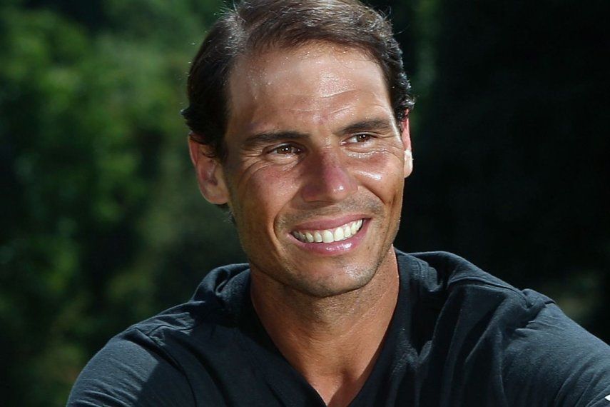 En foto del 31 de enero del 2022, el campeón del Abierto de Australia, Rafael Nadal, posa para una foto tras el torneo.
