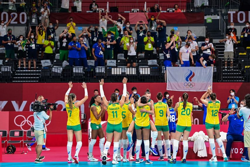 Las jugadoras de Brasil celebran su victoria en el partido de voleibol femenino de cuartos de final contra el Comité Olímpico Ruso durante los Juegos Olímpicos de Tokio 2020