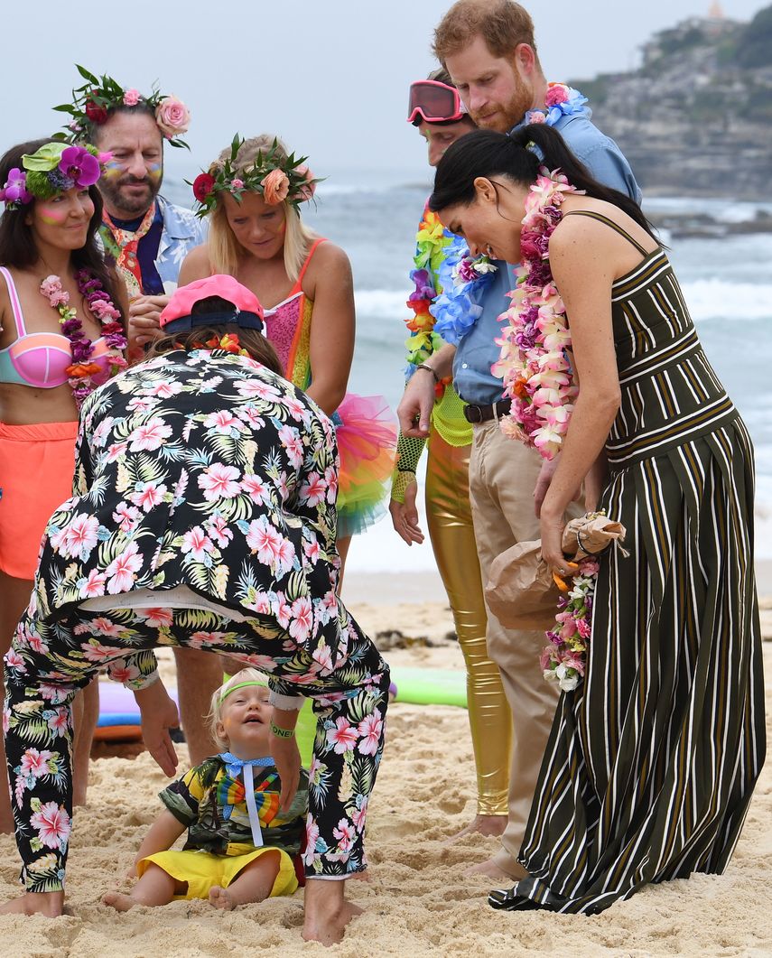 Harry, de 34 años, y Meghan, de 37, se pusieron coloridas guirnaldas y se sentaron junto a los surferos con los que mantuvieron una larga charla.