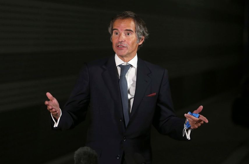 El director general de la Organización Internacional de Ebergía Atómica, el argentino Rafael Mariano Grossi, habla a la prensa en el aeropuerto internacional de Viena a su regreso de Irán, el 26 de agosto de 2020.