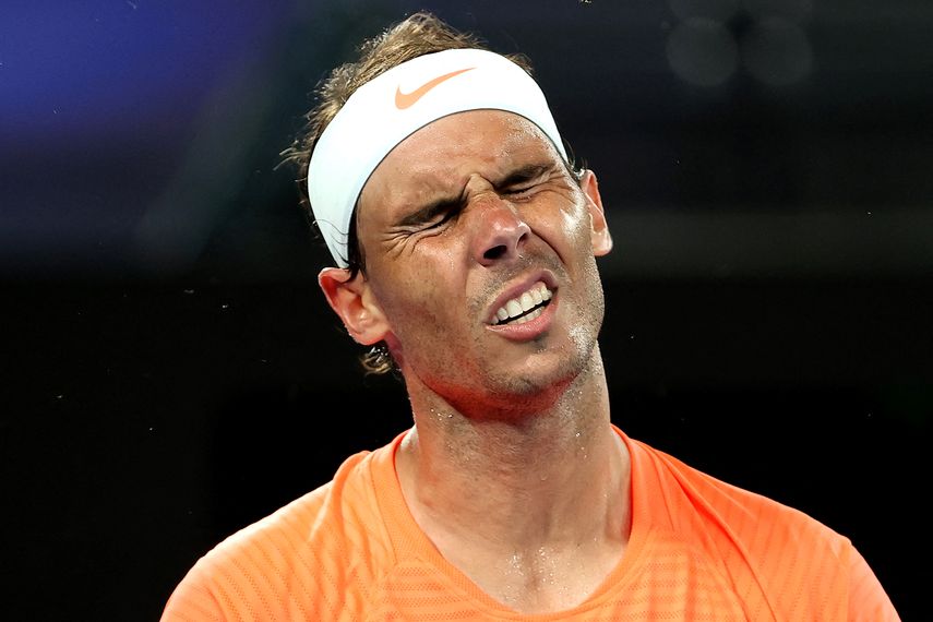 El español Rafael Nadal reacciona después de perder un punto contra el griego Stefanos Tsitsipas durante el partido de cuartos de final de individuales masculinos en el día diez del torneo de tenis del Abierto de Australia en Melbourne el 17 de febrero de 2021.&nbsp;