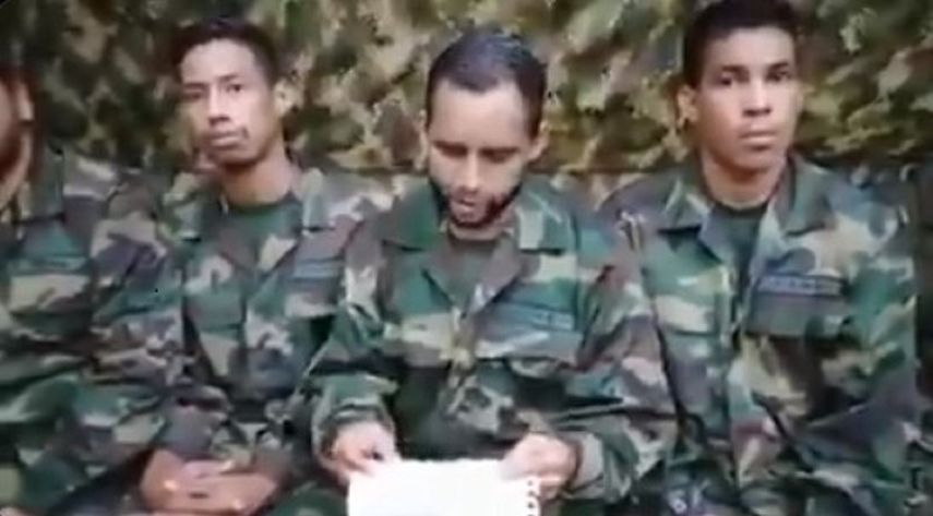 Militares venezolanos secuestrados por las disidencias de las FARC. Imagen enviada como fe de vida,&nbsp;
