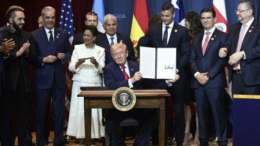 El presidente de Estados Unidos, Donald Trump, sostiene una proclamación recién firmada en la Cumbre Escudo de las Américas en Trump National Doral en Miami, Florida, el 7 de marzo de 2026.