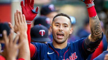 Carlos Correa, de los Mellizos de Minnesota, festeja en la cueva luego de conectar un jonrón ante los Angelinos de Los Ángeles, el sábado 13 de agosto de 2022.