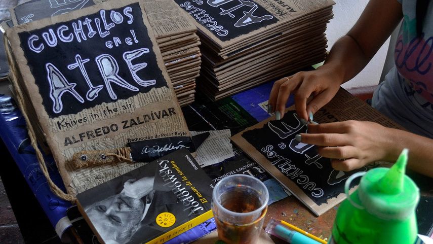 Vista del libro Cuchillos al aire, del poeta cubano Alfredo Zaldívar, publicado por Ediciones Vigía en la ciudad de Matanzas, Cuba, donde estudiantes de EEUU traducen al inglés poemas de autores locales.