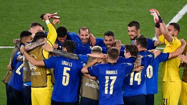 Jugadores de Italia celebran su pase a octavos de final de la Eurocopa