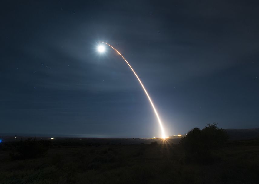 En esta foto de archivo tomada el 5 de febrero de 2020, esta foto de la Fuerza Aérea de EEUU muestra un misil balístico intercontinental Minuteman III desarmado mientras se lanza durante una prueba de desarrollo a las 12:33 a. m., hora del Pacífico, en la Base de la Fuerza Aérea Vandenberg, California.&nbsp; &nbsp;