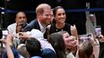 El príncipe Harry del Reino Unido, duque de Sussex, y su esposa Meghan, la duquesa de Sussex, saludan a personas en el Royal Childrens Hospital de Melbourne el 14 de abril de 2026. &nbsp;