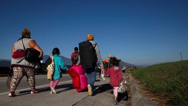 Grupo de migrantes transita por caminos.