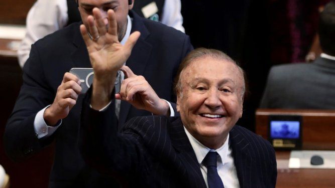 El senador Rodolfo Hernández, excandidato presidencial, saluda a los periodistas durante la inauguración de la sesión del Congreso en Bogotá, Colombia, el 20 de julio de 2022.