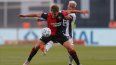 El atacante Mateo Silvetti, del Newells, defiende el balón en un partido, el 15 de diciembre de 2024.