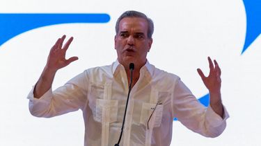 El presidente dominicano, Luis Abinader, pronuncia un discurso durante su primer acto como precandidato presidencial de cara a las elecciones del próximo año en Santo Domingo, el 2 de septiembre de 2023