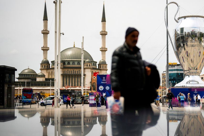 Peatones caminan a un costado de un enorme trofeo de la Liga de Campeones en Taksim square, en Estambul, el jueves 8 de junio de 2023. Manchester City jugará contra Inter de Milán la final de la Liga de Campeones el sábado 10 de junio en Estambul.&nbsp;