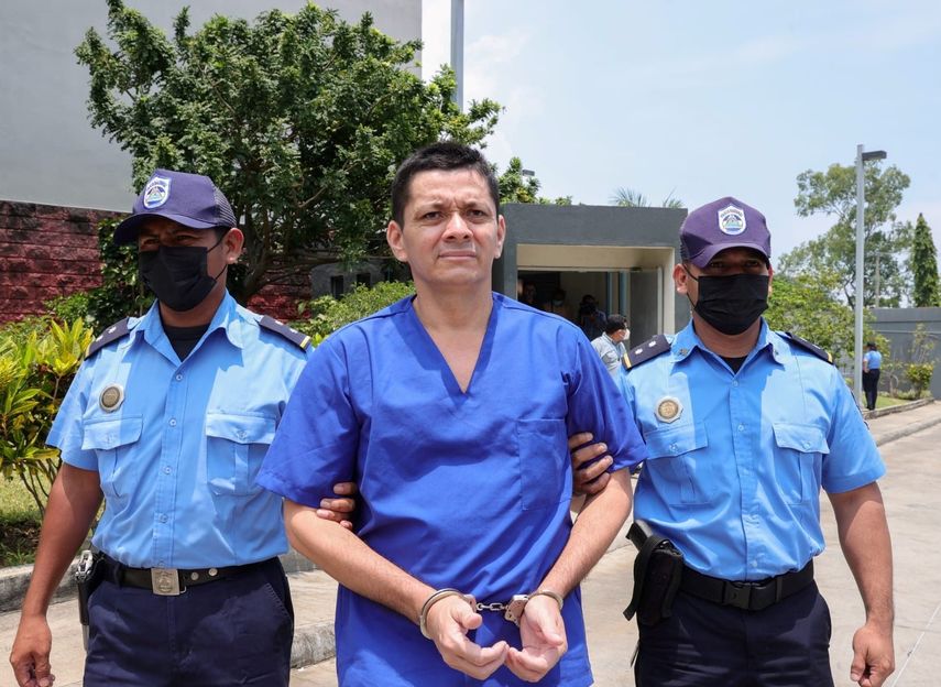 El líder campesino y exaspirante presidencial Medardo Mairena es custodiado por agentes de la policía