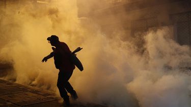 Un manifestante opuesto a la reelecci&oacute;n del presidente Evo Morales arroja una lata de gas lacrim&oacute;geno de vuelta a la polic&iacute;a durante enfrentamientos en La Paz, Bolivia, el jueves 31 de octubre de 2019.&nbsp;