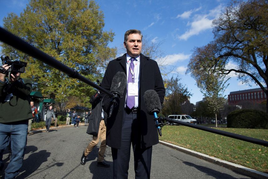 El corresponsal de la CNN en la Casa Blanca&nbsp;Jim&nbsp;Acosta&nbsp;ofrece declaraciones a los medios tras volver a la Casa Blanca, en Washington, Estados Unidos, este viernes 16 de noviembre de 2018.