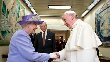 El papa Francisco recibe a la reina Isabel II de Inglaterra en el Vaticano el 3 de abril del 2014. Foto suministrada por LOsservatore Romano. (Foto AP/LOsservatore Romano)