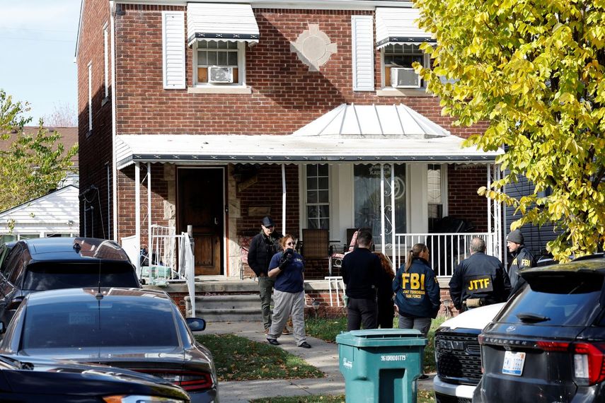 Miembros de la Fuerza de Tarea Conjunta contra el Terrorismo del FBI registran una casa en Dearborn, Michigan, el 31 de octubre de 2025.