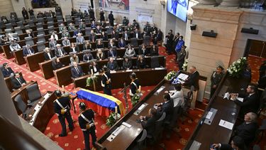 El ataúd con los restos del pintor y escultor colombiano Fernando Botero, quien murió a los 91 años, en la capilla funeraria del Congreso en Bogotá el 22 de septiembre de 2023.
