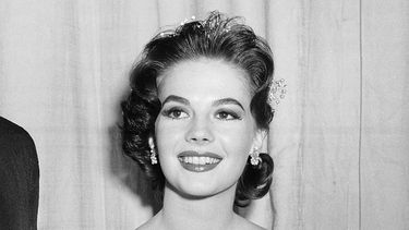 La actriz Natalie Wood en la ceremonia de los Premios de la Academia en Los Ángeles, el 27 de marzo de 1957.