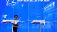 Fotografía de archivo que muestra dos maquetas de dos aviones de Boeing en Pekín (China).