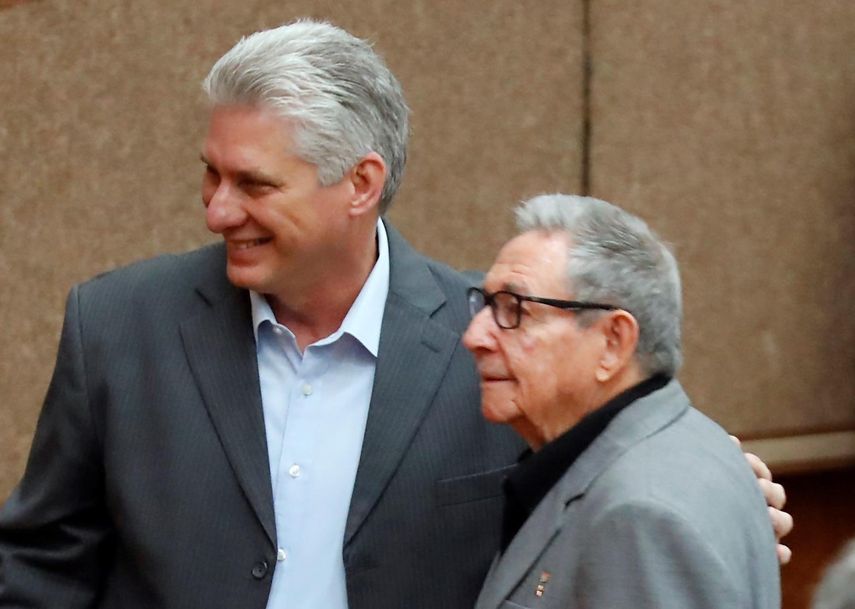 En la imagen un registro del exgobernante cubano Raúl Castro Ruz (d), y Miguel Díaz-Canel (i).&nbsp;