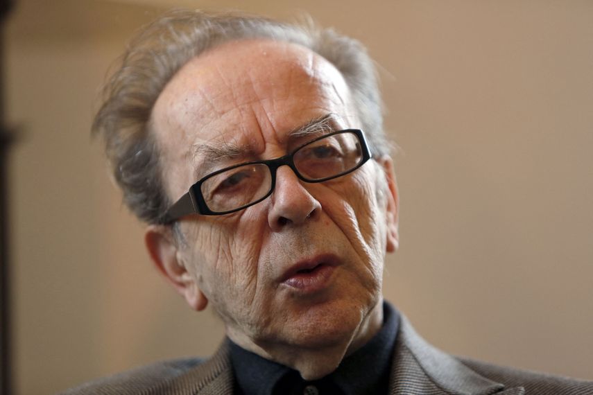El escritor albanés Ismail Kadare hace un gesto durante una entrevista con la AFP el 8 de febrero de 2015 en Jerusalén.