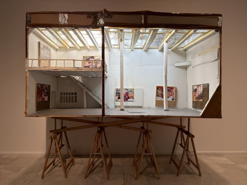 Thomas Hirschhorn, Art Center 6 (Blow Down) [Centro de arte 6 (Reducción)], 2001, instalación, Museo Nacional Centro de Arte Reina Sofía. Donación de la Colección Meana Larrucea &nbsp;