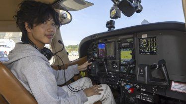 El piloto estadounidense Ethan Guo posa para una fotografía en Ginebra, Suiza, el 6 de agosto de 2024, antes de despegar desde el aeropuerto de Ginebra para intentar el récord mundial de volar solo a todos los continentes.&nbsp;