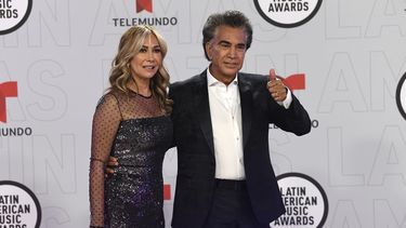 El Puma Jose Luis Rodríguez y su esposa, Carolina Pérez, llegan a la ceremonia de los Latin American Music Awards en el BB&T Center, el jueves 15 de abril de 2021 en Sunrise, Florida.&nbsp;