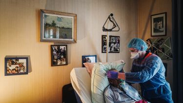 Esta foto de archivo tomada el 8 de abril de 2020 muestra a un trabajador de primeros auxilios francés de Protection Civile Paris Seine, con equipo de protección personal (PPE) colocando una máscara de oxígeno en el rostro de un hombre sospechoso de estar infectado con el nuevo coronavirus en su casa.
