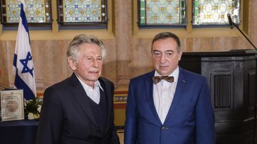 En una ceremonia en Gliwice, Polonia, el jueves 15 de octubre, el cineasta galardonado con el Oscar Roman Polanski posa con Stanislaw Buchala, quien recibió la distinción Justo de las Naciones a nombre de sus fallecidos abuelos, Stefania y Jan Buchala, quienes salvaron a Polanski del Holocausto.