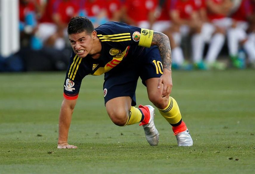  El jugador de Colombia James Rodríguez se levante luego de una falta EE.UU. en el juego de inauguración de la Copa América Centenario en el Levis Stadium de Santa Clara (EFE) 