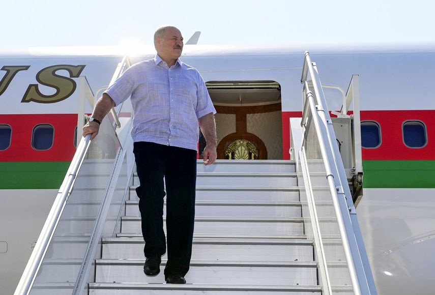 El presidente bielorruso Alexander Lukashenko baja de su avi&oacute;n tras aterrizar en Sochi, Rusia, el lunes 14 de septiembre de 2020.&nbsp;