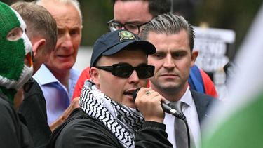 Liam OHanna, miembro del grupo de rap irlandés Kneecap y conocido bajo el nombre artístico de Mo Chara, habla con sus seguidores frente al Juzgado de Paz de Westminster en Londres el 20 de agosto de 2025.