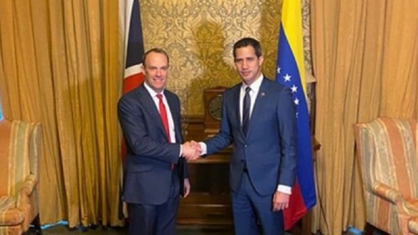 El presidente encargado de Venezuela Juan Guaidó y el ministro de Exteriores británico Dominic Raab.