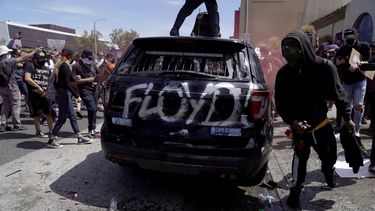 Manifestantes que protestan por la muerte del afroamericano George Floyd, vandalizan un veh&iacute;culo de la Polic&iacute;a en Los Angeles, California.&nbsp;
