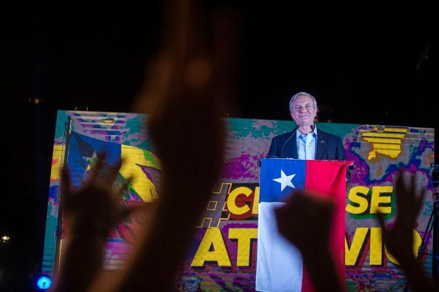El candidato presidencial chileno José Antonio Kast, del Partido Republicano, se dirige a los simpatizantes frente a la sede general en Santiago, tras los primeros resultados de las elecciones generales.
