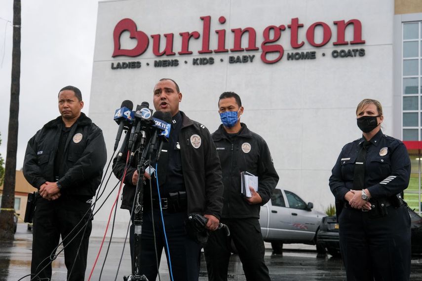 El capitán del Departamento de Policía de Los Ángeles, Stacy Spell, segundo desde la izquierda, habla en una rueda de prensa en el lugar donde dos personas fueron baleadas en la tienda Burlington Coat Factory el jueves 23 de diciembre de 2021, en North Hollywood, California. (