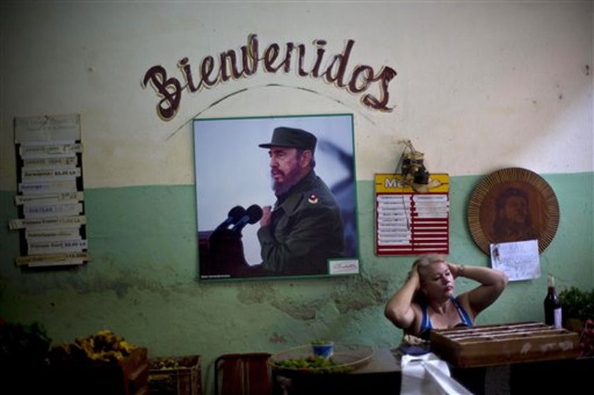 En esta fotografía del 26 de diciembre de 2014, una imagen de Fidel Castro cuelga de una pared de un mercado de alimentos estatal en La Habana, Cuba. (AP)