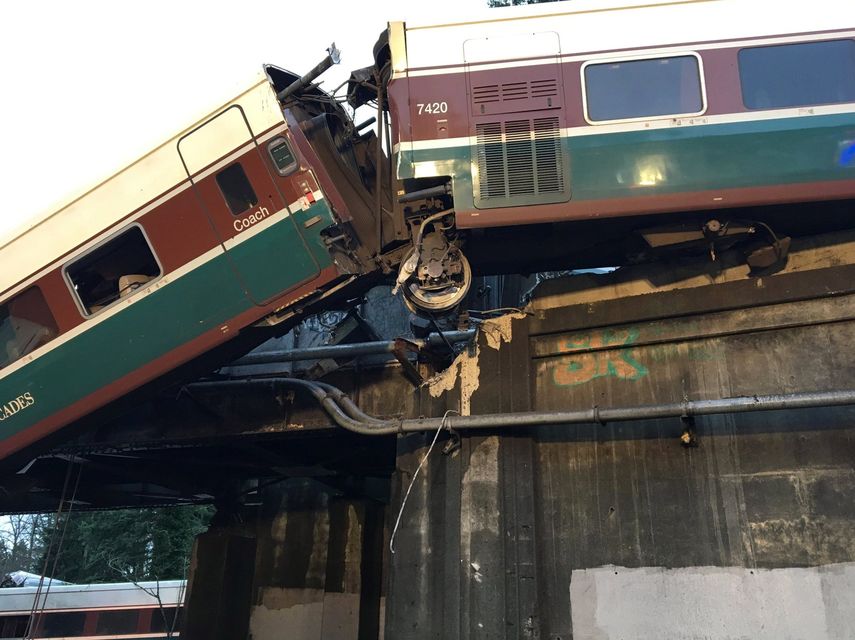Imagen facilitada por el departamento del Sheriff del condado de Pierce que muestra a un&nbsp;tren&nbsp;Amtrack 501 tras descarrilar y caer sobre la autopista interestatal 5 cerca de Olympia, en el estado de Washington, Estados Unidos.&nbsp;